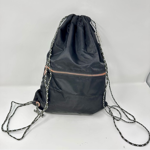 Oak and Reed Black Hiking Sack Backpack with a Zippered Pocket - Picture 4 of 5
